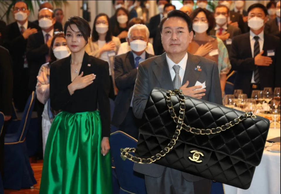 金建希與尹錫悅出訪時所戴的鑽石項鍊，被指是統一教行賄的禮品，但她不承認，只認了收下香奈兒包（圖右下）。合成圖片