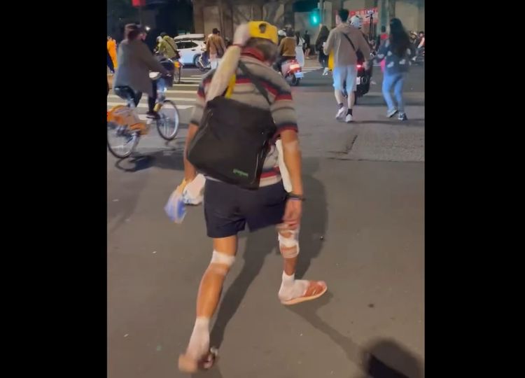 「勇腳伯」來了!短褲短袖追隨青山王 目擊者讚嘆:好有毅力