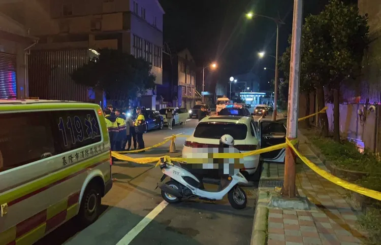 警方在在武訓街找到鄭男的保時捷，破窗竟見鄭男已無呼吸心跳。翻攝照片