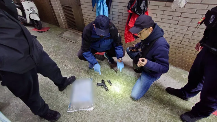 警方逮捕盧男後查扣手槍、子彈等證物。翻攝照片