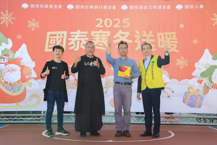 今年寒冬送暖，國泰特別結合曲全立導演的紀錄片電影《台灣超人》的校園公播權捐贈，希望透過影片傳達永不放棄的勇氣，來鼓舞每位學童，學習不怕困難。由左至右為美力台灣3D協會理事長趙文豪、導演曲全立、德化國小校長陳建順、國泰慈善基金會總幹事張殷壽。國泰慈善基金會提供