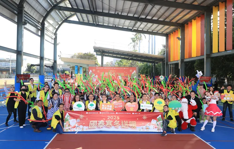 2025國泰寒冬送暖將前進全台225所偏鄉小學，圖為台中市德化國小師生與國泰主管們合影。國泰慈善基金會提供