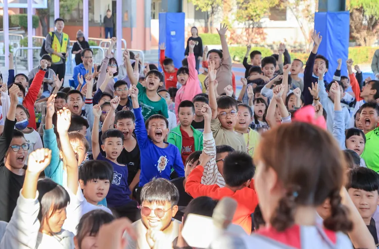 今年寒冬送暖的表演系列節目增加反詐騙趣味問答，獲得全校學生熱烈參與，爭相搶答，學習到基本反詐騙觀念和知識。 國泰慈善基金會提供