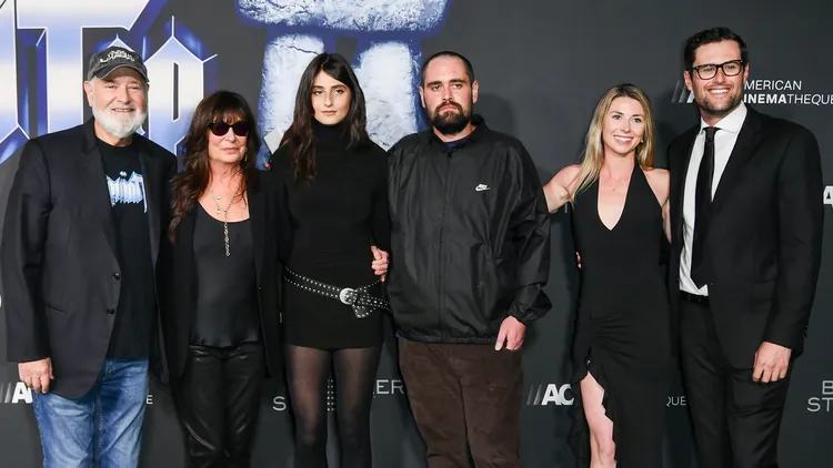 好萊塢名導萊納夫婦（左一、二）在家中遭殺害，警方已逮捕他們的兒子尼克（右三）。美聯社