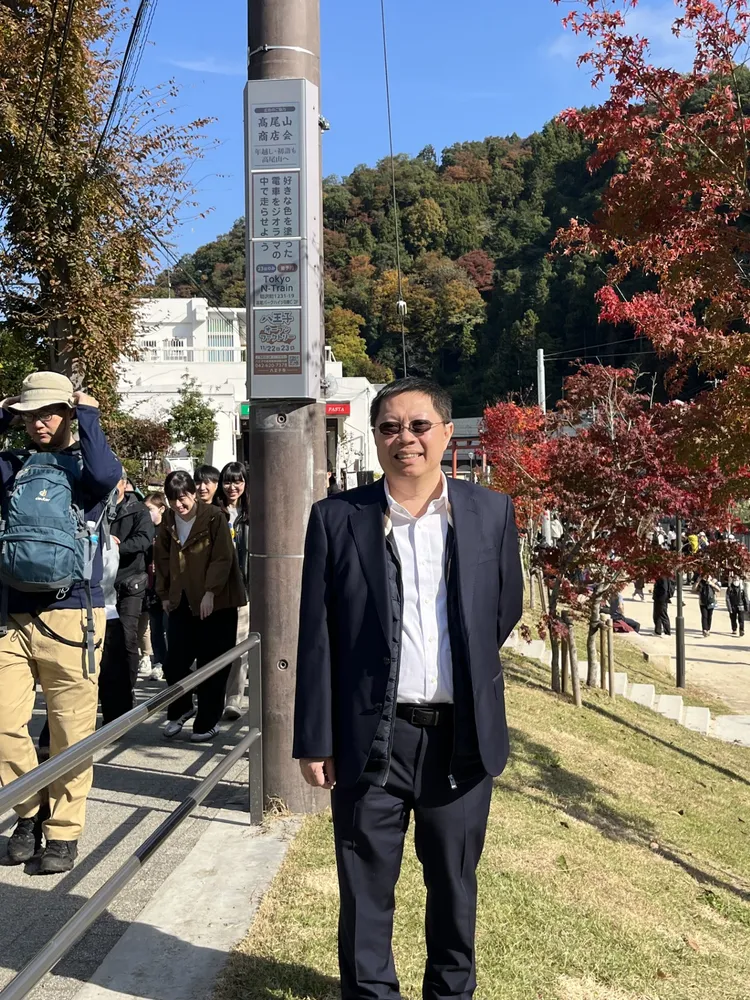 虹彩光電攜手日本電力公司，以全彩電子紙打造電線桿智慧顯示應用，虹彩光電董事長廖奇璋親臨展示場域。公司提供