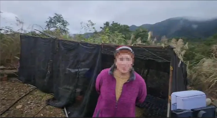 老闆娘熱情帶看「台灣藍鵲」，並表示將搭棚飼養牠們。民眾提供