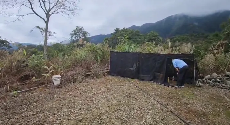 業者在營地角落搭設黑色布幕，並將台灣藍鵲飼養在裡面。民眾授權提供