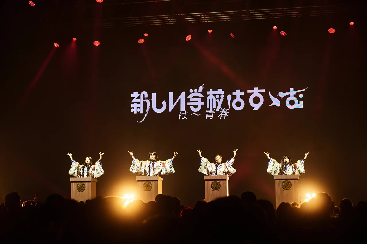 新學校領袖來台狂吃，笑喊「我們是新學校的小籠包」。大鴻藝術提供