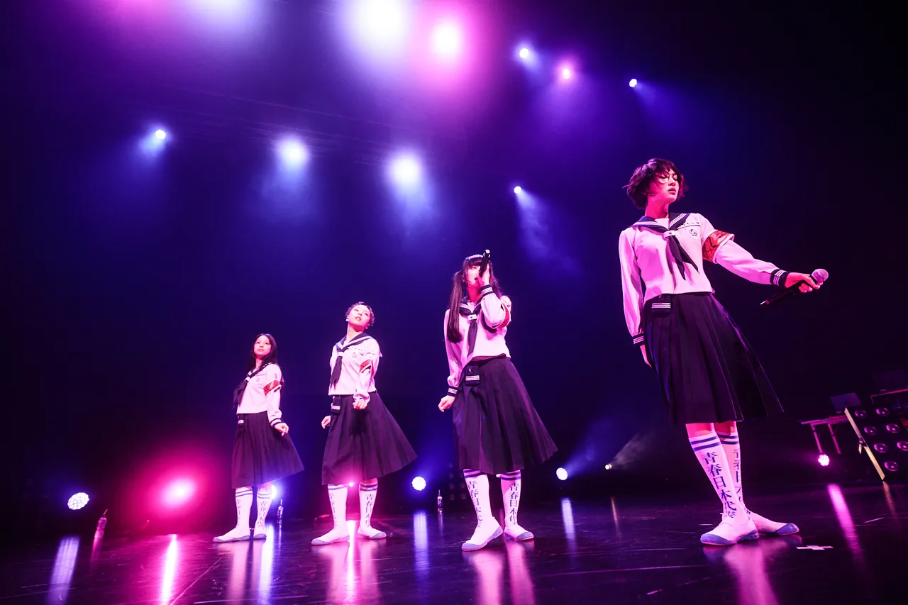 新學校領袖昨晚演出前嗑了滷肉飯。大鴻藝術提供