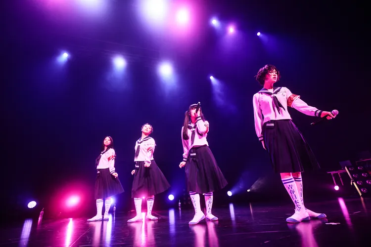 新學校領袖昨晚演出前嗑了滷肉飯。大鴻藝術提供