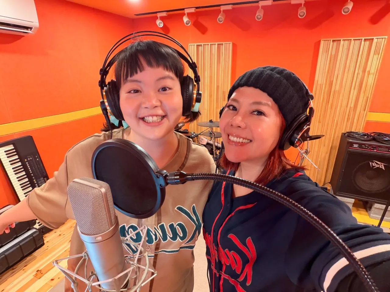 歌手出身的锦雯（右）帮助宫美乐录音。民视提供