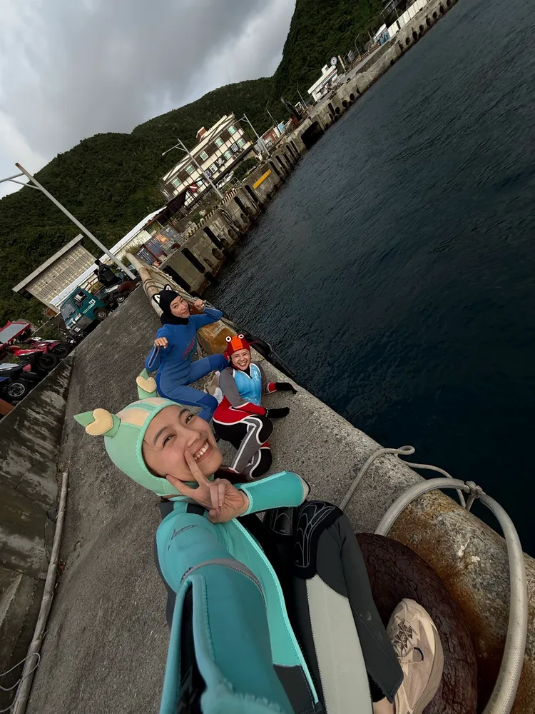 程雅晨（前）曾在綠島擔任小幫手，和錦雯（中）、張家瑋準備一起潛水。民視提供