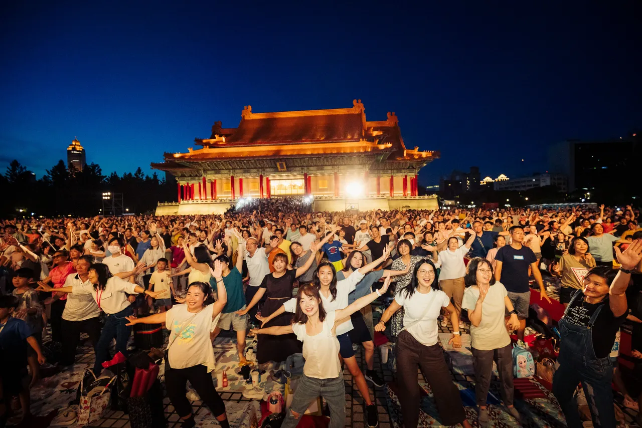 国泰金控携手云门，每年持续透过户外公演与社区巡演，将艺术带到全台各地。国泰金控提供