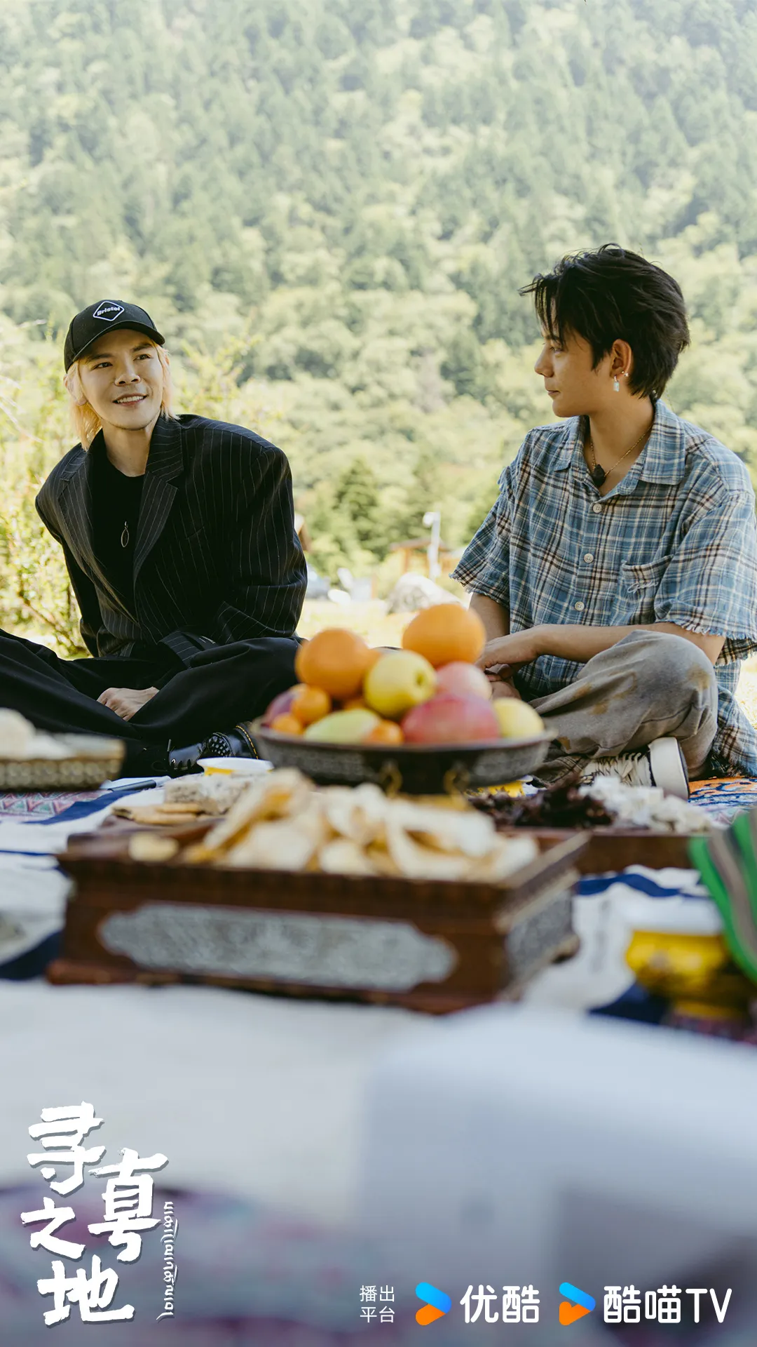 向佐（左）和丁真漫游甘孜藏族自治州。翻摄寻真之地微博