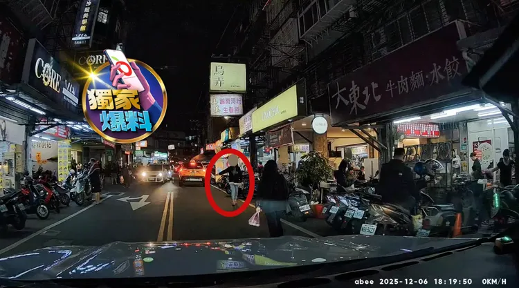 女子手舉起像是招攬車輛，但黃姓民眾根本不是計程車，卻仍遭女子硬上車。翻攝畫面