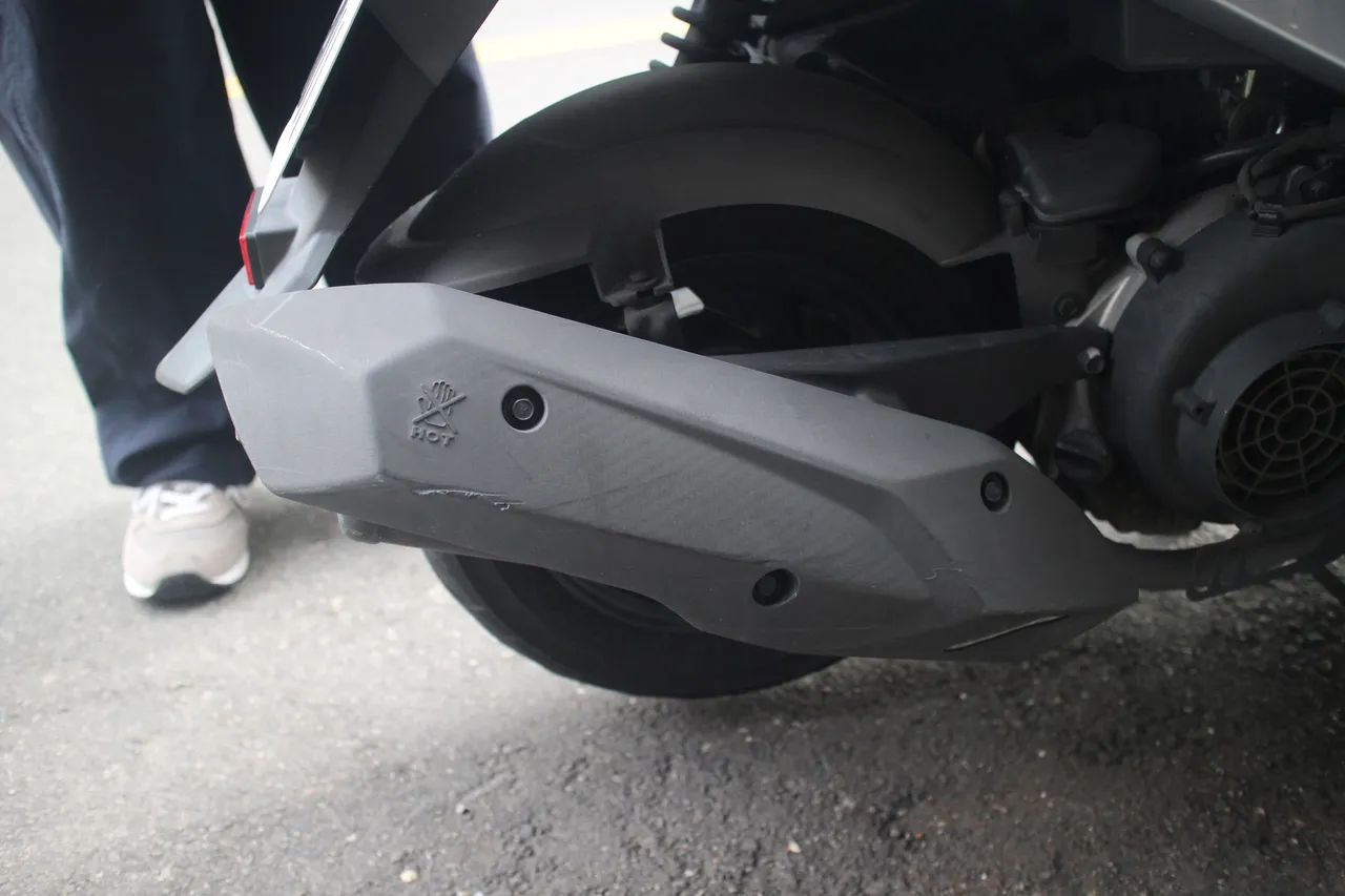 杨男骑车途经圆环钟塔时遭洪男车辆擦撞。翻摄画面