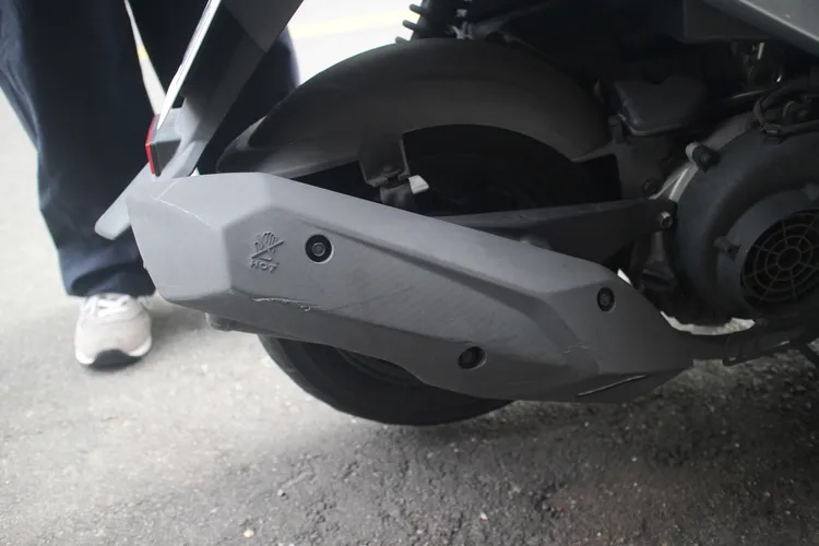 楊男騎車途經圓環鐘塔時遭洪男車輛擦撞。翻攝畫面