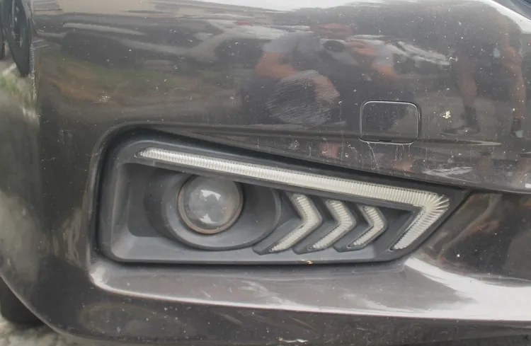 楊男騎車途經圓環鐘塔時遭洪男車輛擦撞。翻攝畫面