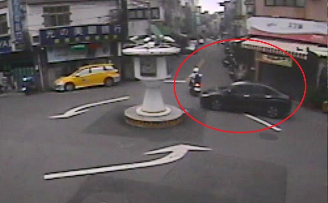開車繞圓環擦撞機車 誤認「石頭彈射」就開走!轎車駕駛遭開罰