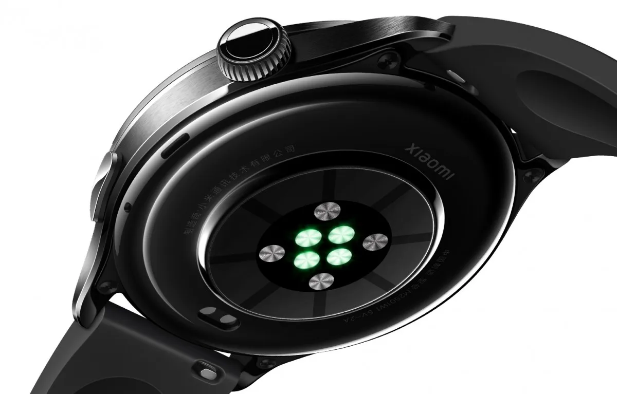 小米Watch 5配备全新心率与ECG感测模组，背部采用蓝宝石玻璃设计，提升侦测精准度与耐用度。小米官网