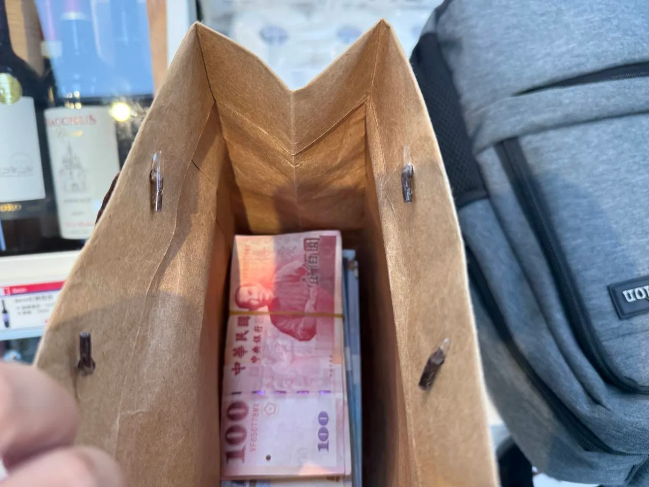 警方查扣赃款。新湖警分局提供