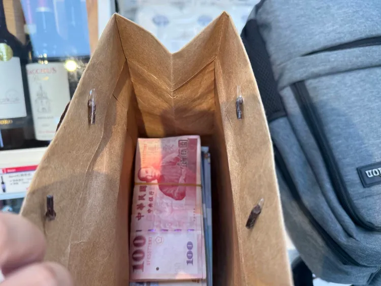 警方查扣贓款。新湖警分局提供