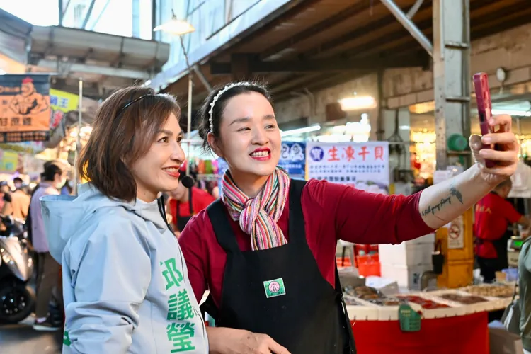 邱議瑩14日拜訪瑞興市場。翻攝畫面