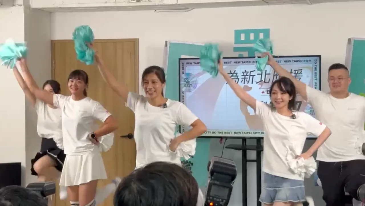 「天晴啦啦队」为黄国昌应援。邱筠媜摄