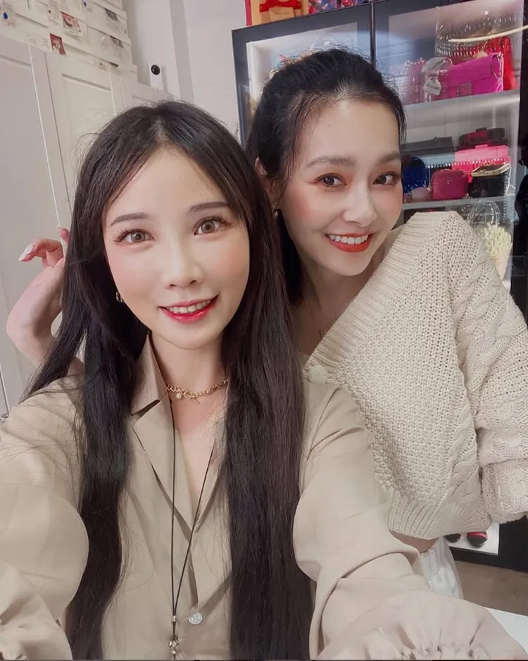 王思佳（右）與咪妃是閨蜜。咪妃KIDS提供