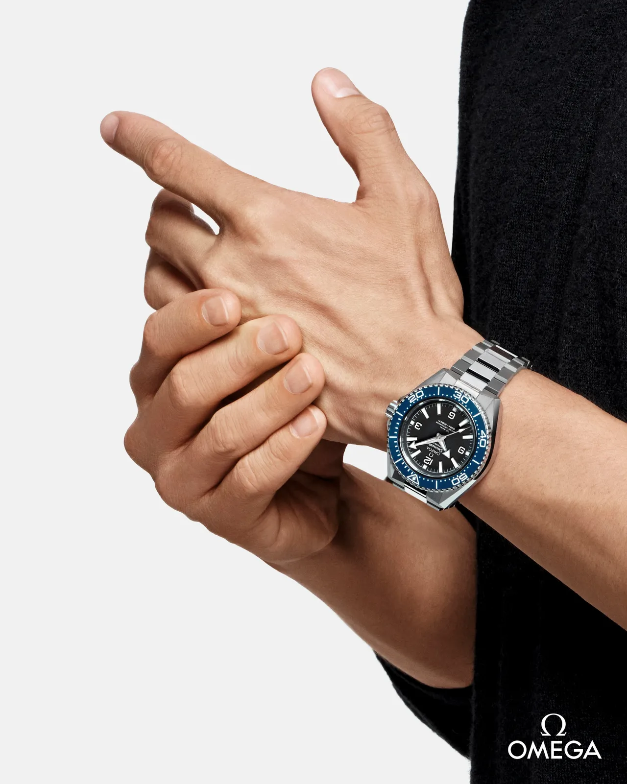 朴宝剑戴上OMEGA不锈钢海马Planet Ocaen腕表。品牌提供