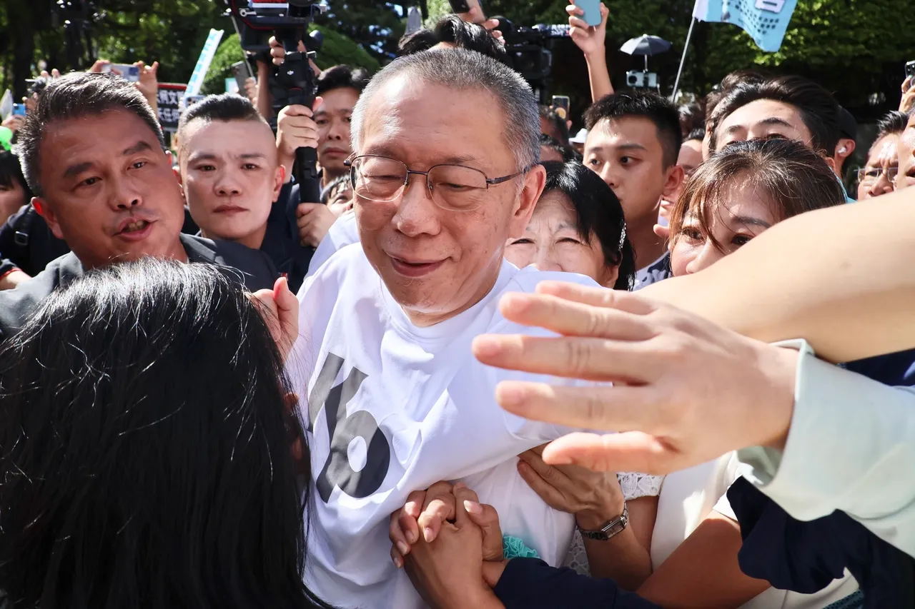 柯文哲深陷2弊案遭羁押363天，于今年9月以7000万元交保，众多支持者喜迎阿北回家。资料画面