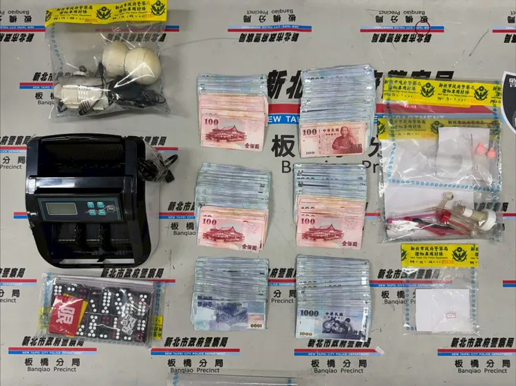 警方查扣賭資69萬元、抽頭金4萬元、天九牌、骰子等證物。翻攝畫面