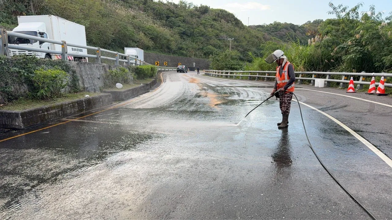 公路单位清洁路面才恢复通行。警方提供