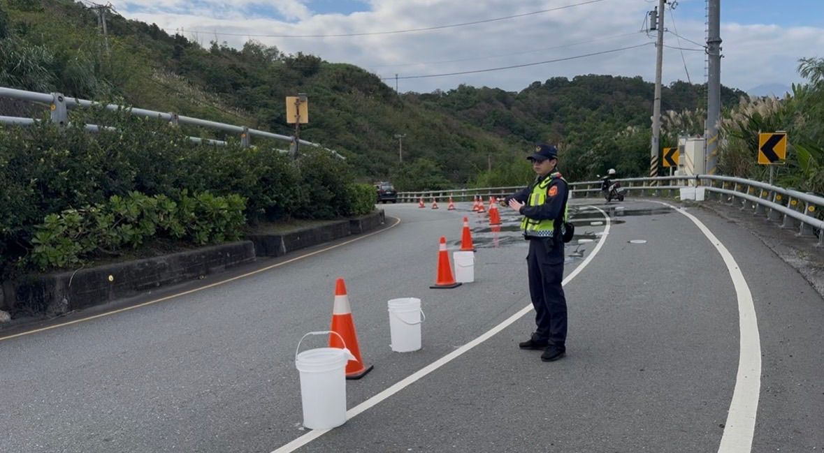 台11線麥芽糖灑落百米害2騎士打滑慘摔車 警逮肇事曳引車司機開罰