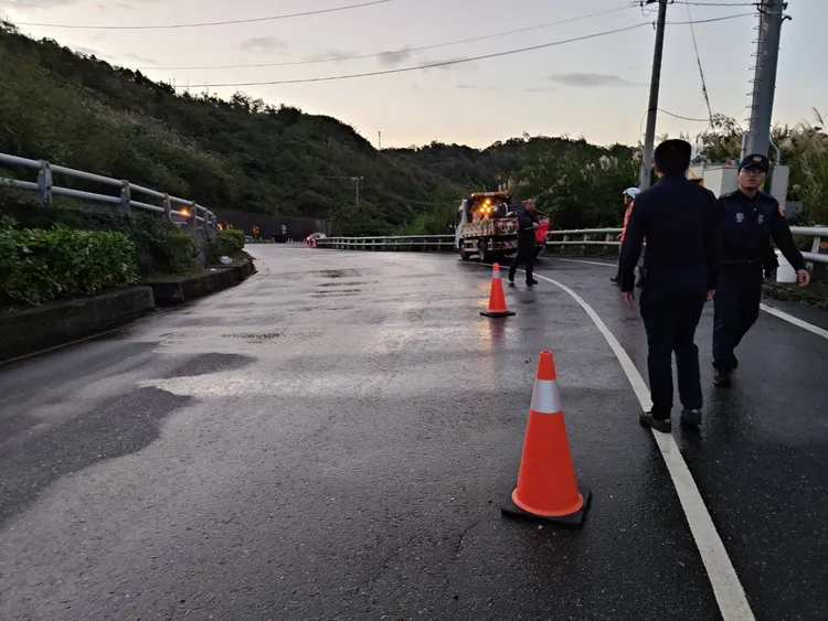 掉落的水桶裝有麥芽糖散落路面相當黏稠。警方提供