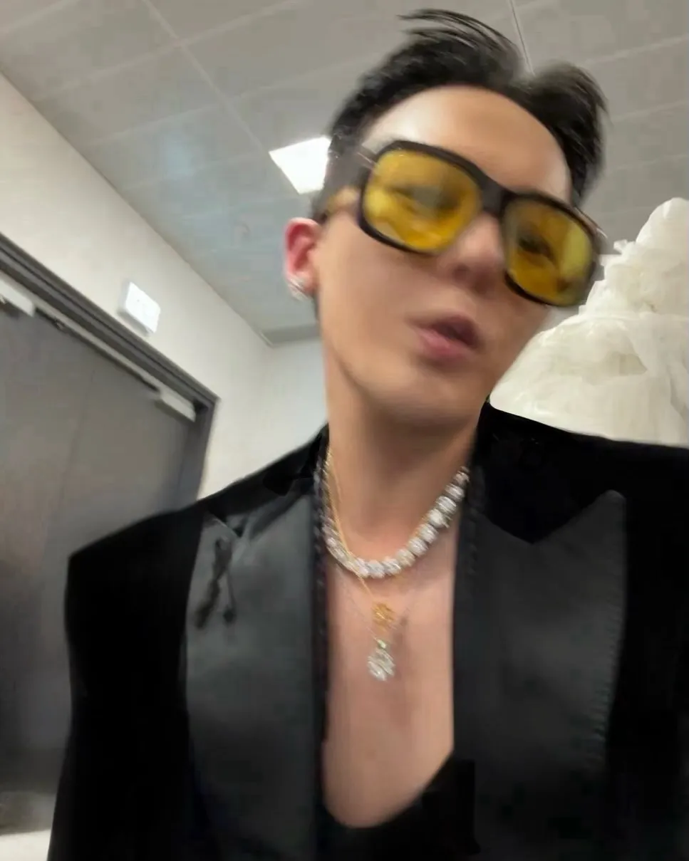 GD在IG上晒出兴奋到模糊的自拍。翻摄GD IG