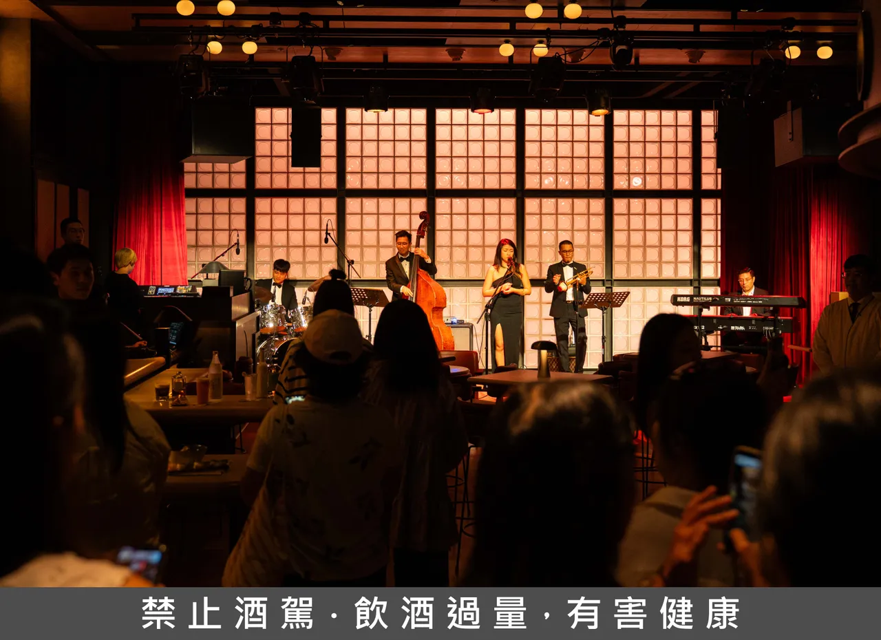 每週邀請 DJ、樂手與樂團演出，觀眾可坐在舞台旁絨布沙發，感受人聲與樂器近距離震動。業者提供