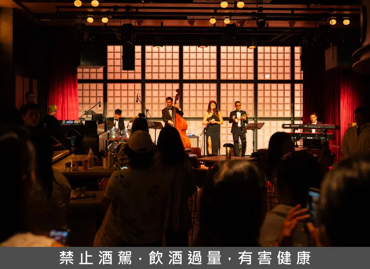 每週邀請 DJ、樂手與樂團演出，觀眾可坐在舞台旁絨布沙發，感受人聲與樂器近距離震動。業者提供