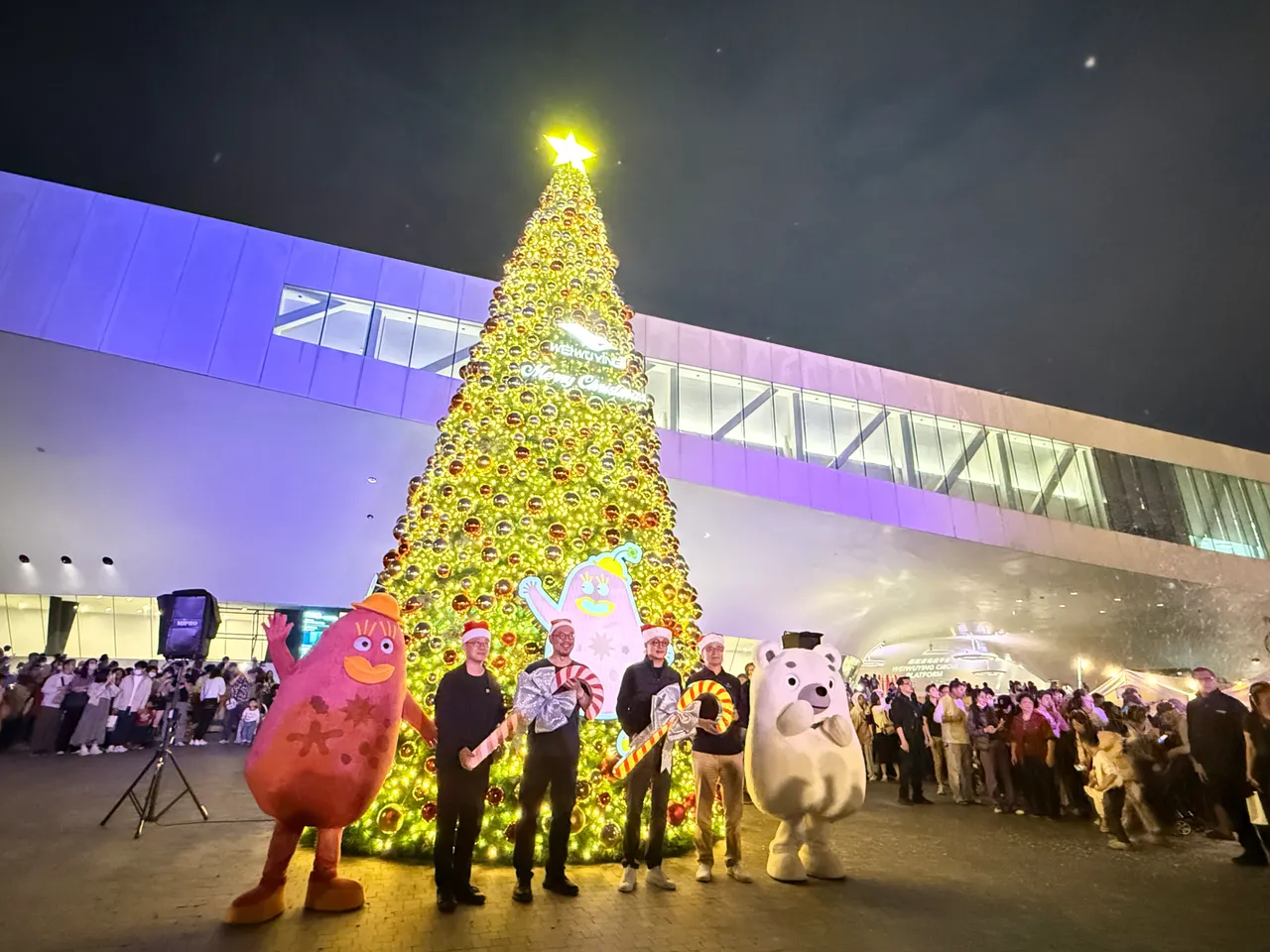 华友联集团今日在卫武营举办圣诞节点灯，公司已多年赞助卫武营活动。叶家铭摄