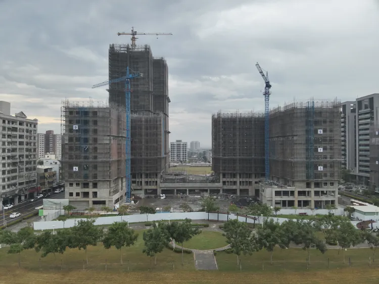 市府與建商及土石方處理業者協調，達成處理共識。翻攝畫面