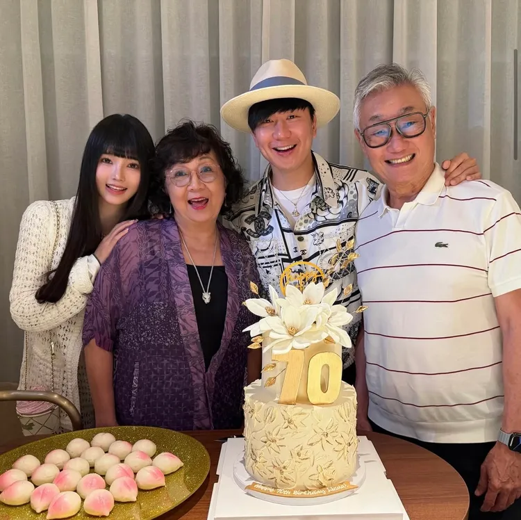 七七（左）衣服皺摺引起全網猜測是否有喜。翻攝自IG