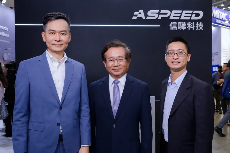 今年台股股王仍由信驊穩坐寶座，信驊董事長林鴻明(中)、營運長謝承儒(左)、BMC業務副總關超成(右)。信驊提供