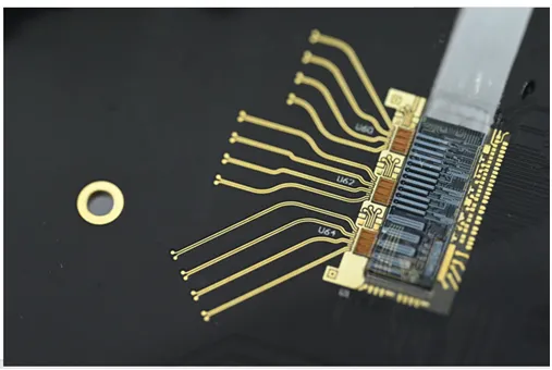 圖為台灣⾸款1.6 Tbps矽光⼦光引擎模組。工研院提供