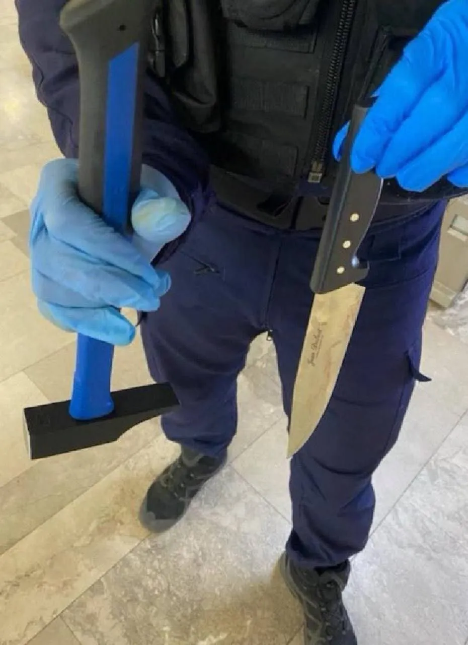 嫌犯使用的凶刀。翻摄自X @BuzzFlare