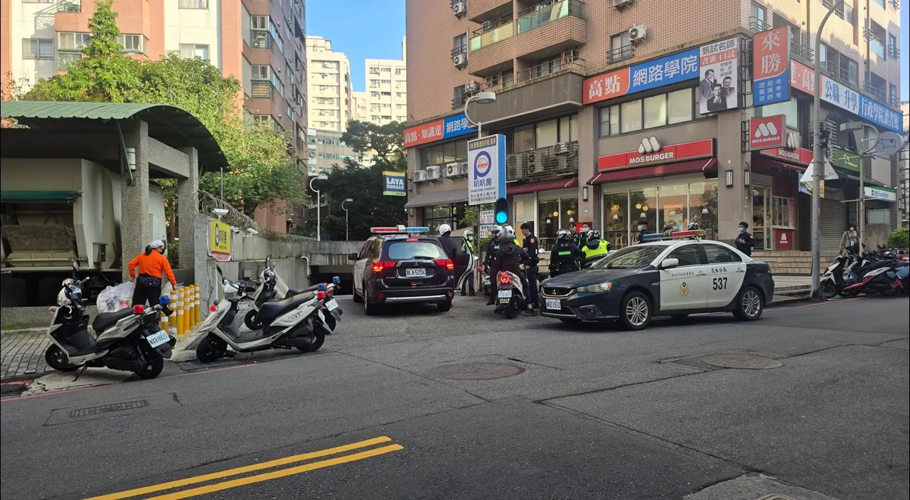 大批警力堵住社区停车场出入口，不让犯嫌有逃脱机会。翻摄画面