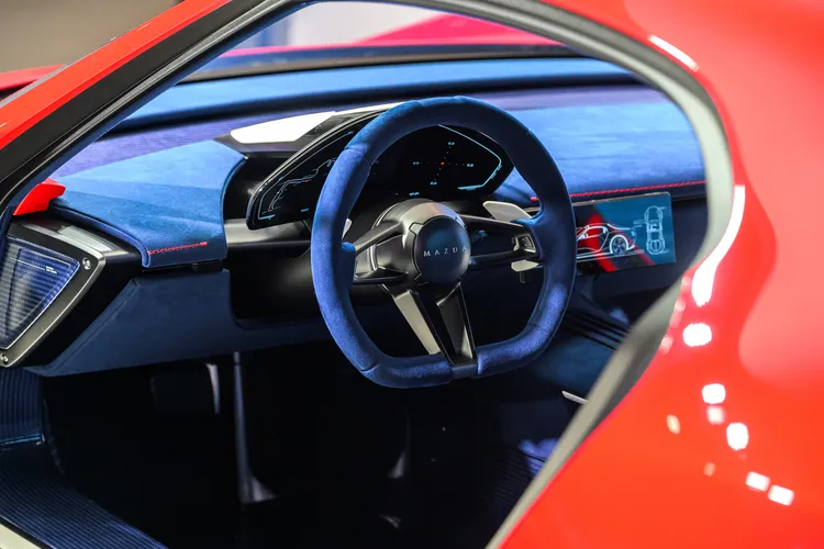 ICONIC SP座椅位置、視野角度、車身高度與輪胎配置皆以操控需求為基準。業者提供