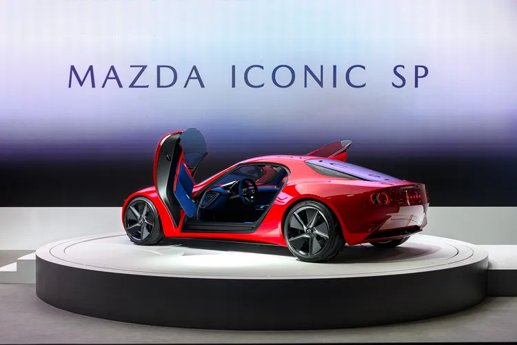 MAZDA ICONIC SP概念車透過跑車造型語彙，結合永續動力架構，呈現品牌在電氣化轉型過程中對「駕馭本質」的設計取向。業者提供