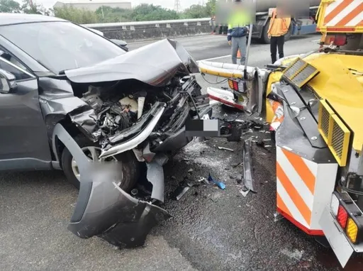 又是辅助驾驶！国1休旅车撞施工缓撞车　车头全毁惨状曝光