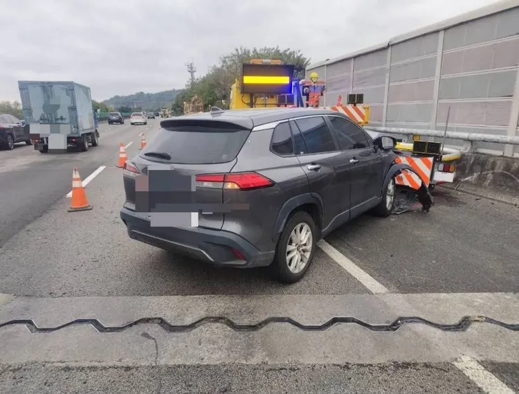 休旅車駕駛使用輔助駕駛系統，疑精神不濟肇事。民眾提供