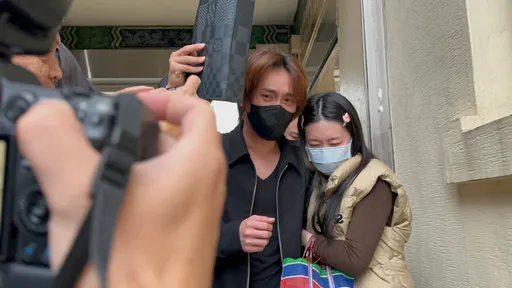 曹西平干儿子赴殡仪馆认尸 崩溃大哭需要人搀扶